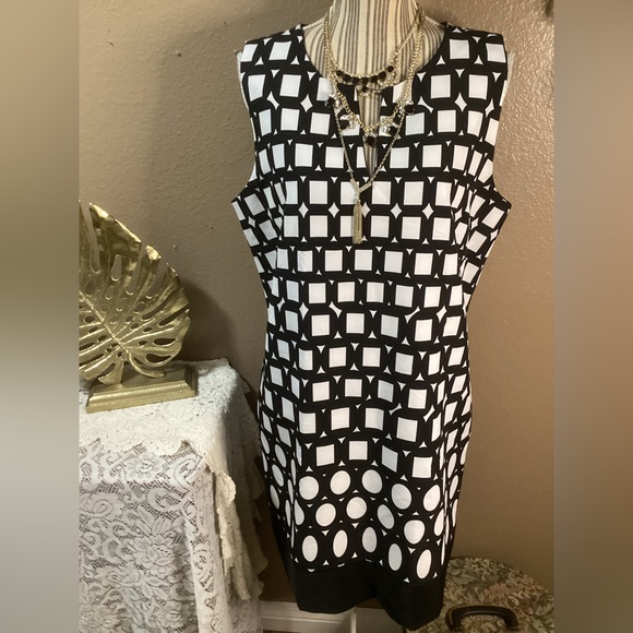 Studio I Classic Black & White MIDI dress. - Picture 4 of 16